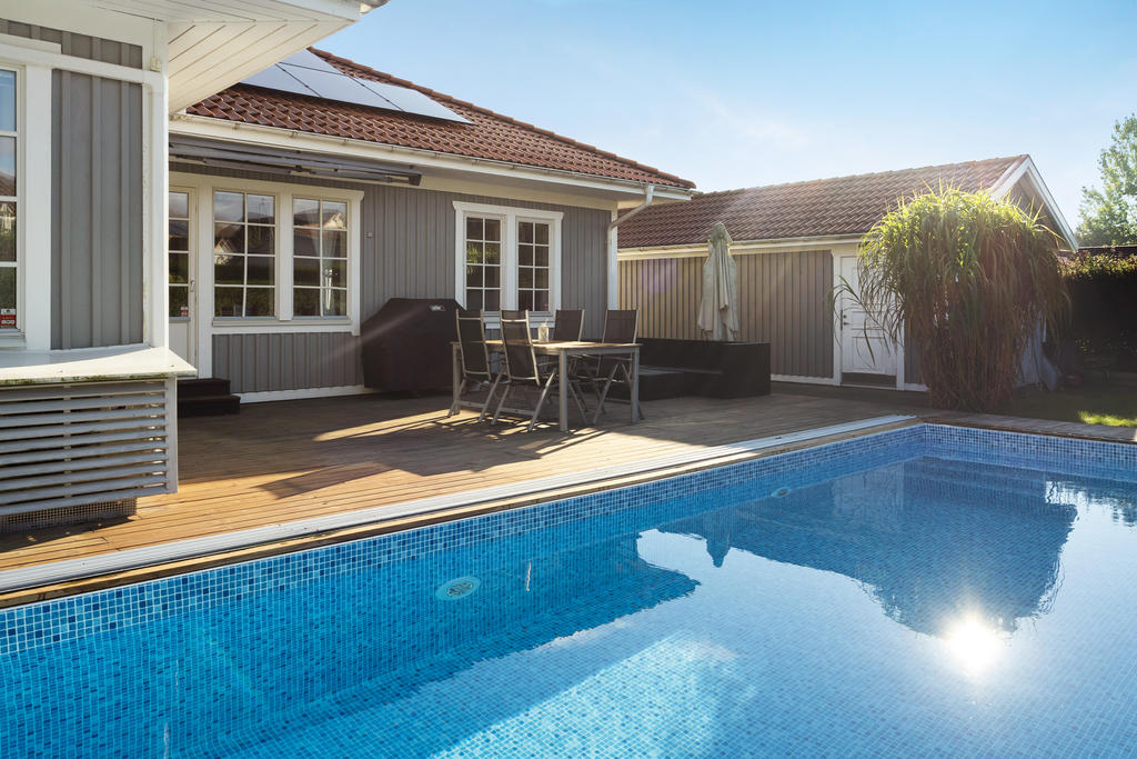 I bakgrunden garage med förrådsdel