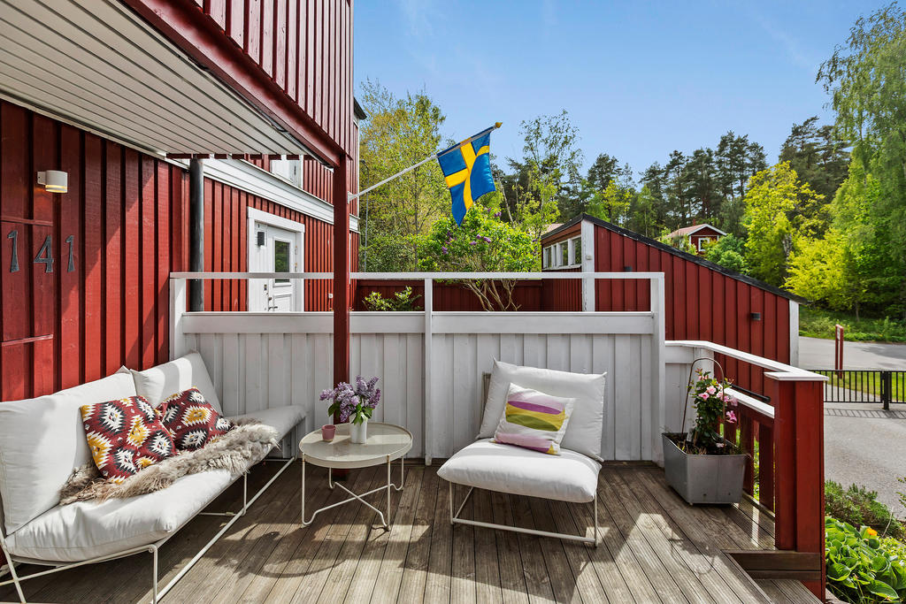 På altanen och balkongen mot entrén har ni bästa kvällssolen i området