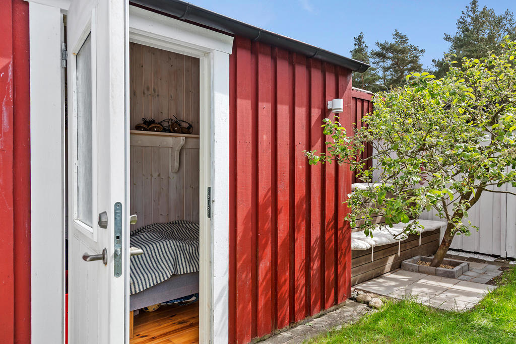 Förrådet i trädgården är inrett till gästrum