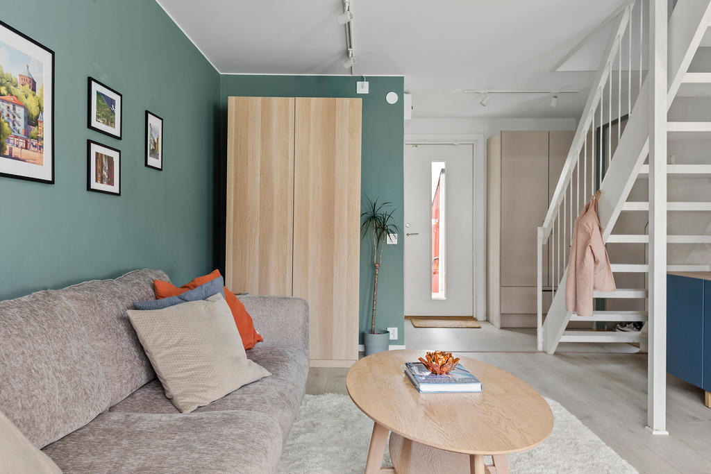 Entréhall med klädförvaring. Elgolvvärme i hall och gästwc