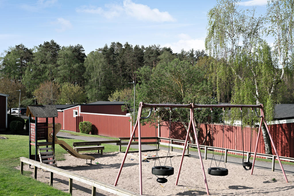Flera lekplatser finns i området på bilfria gårdar