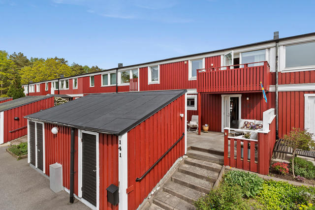 Huset erbjuder entréaltan och balkong i västerläge 
