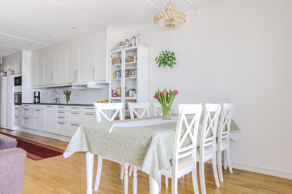 Gott om plats för större matsalsmöbel