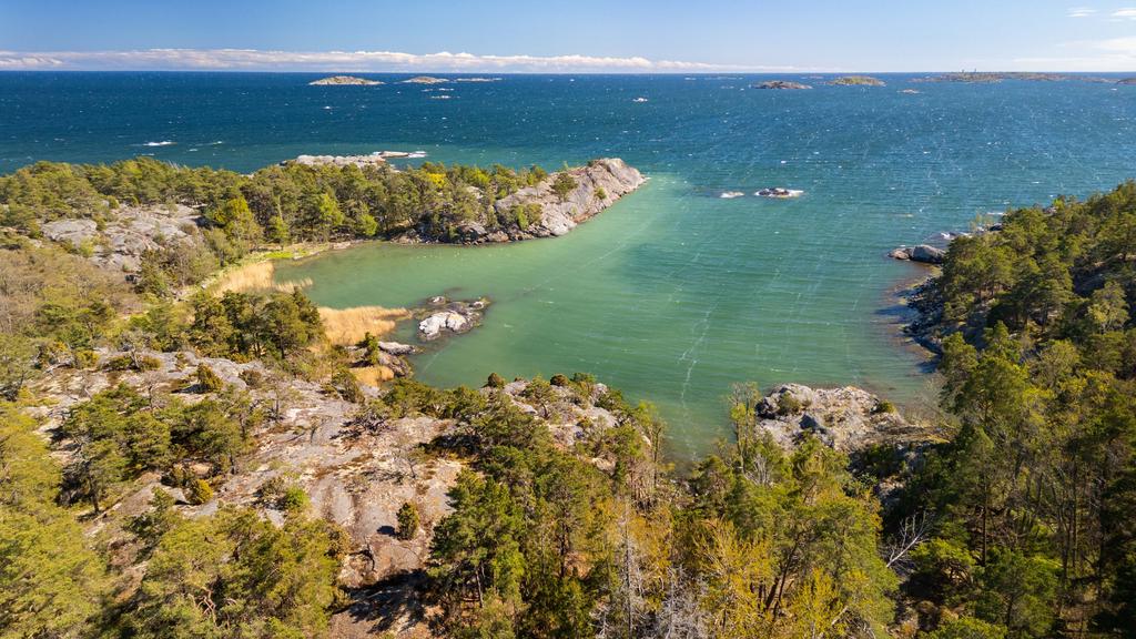 Badviken på 3-4minuters promenad.