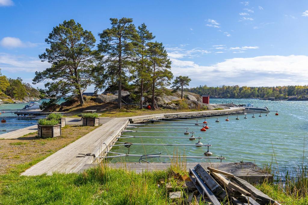 Båthamnen med badplats på 5minuters promenad.