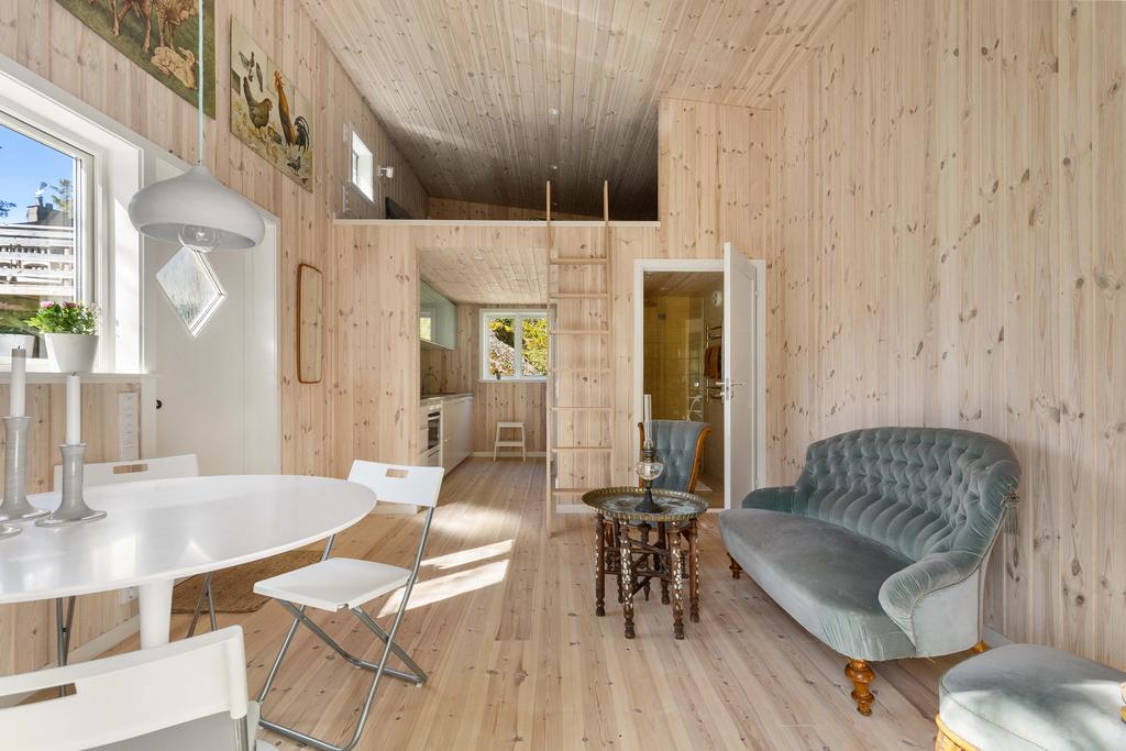 Smäckert hus med fria siktlinjer och loft.