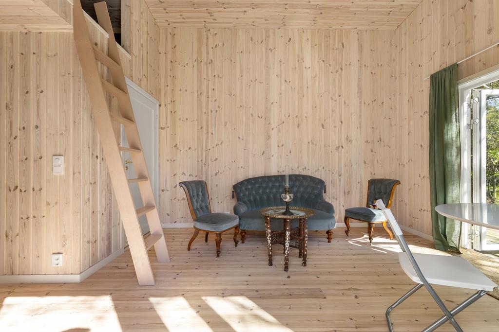 Plats för både matbord och soffgrupp.