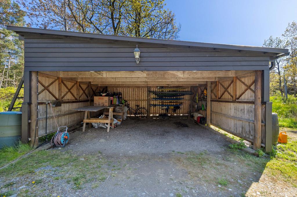 Carport med plats för två bilar eller annan förvaring.