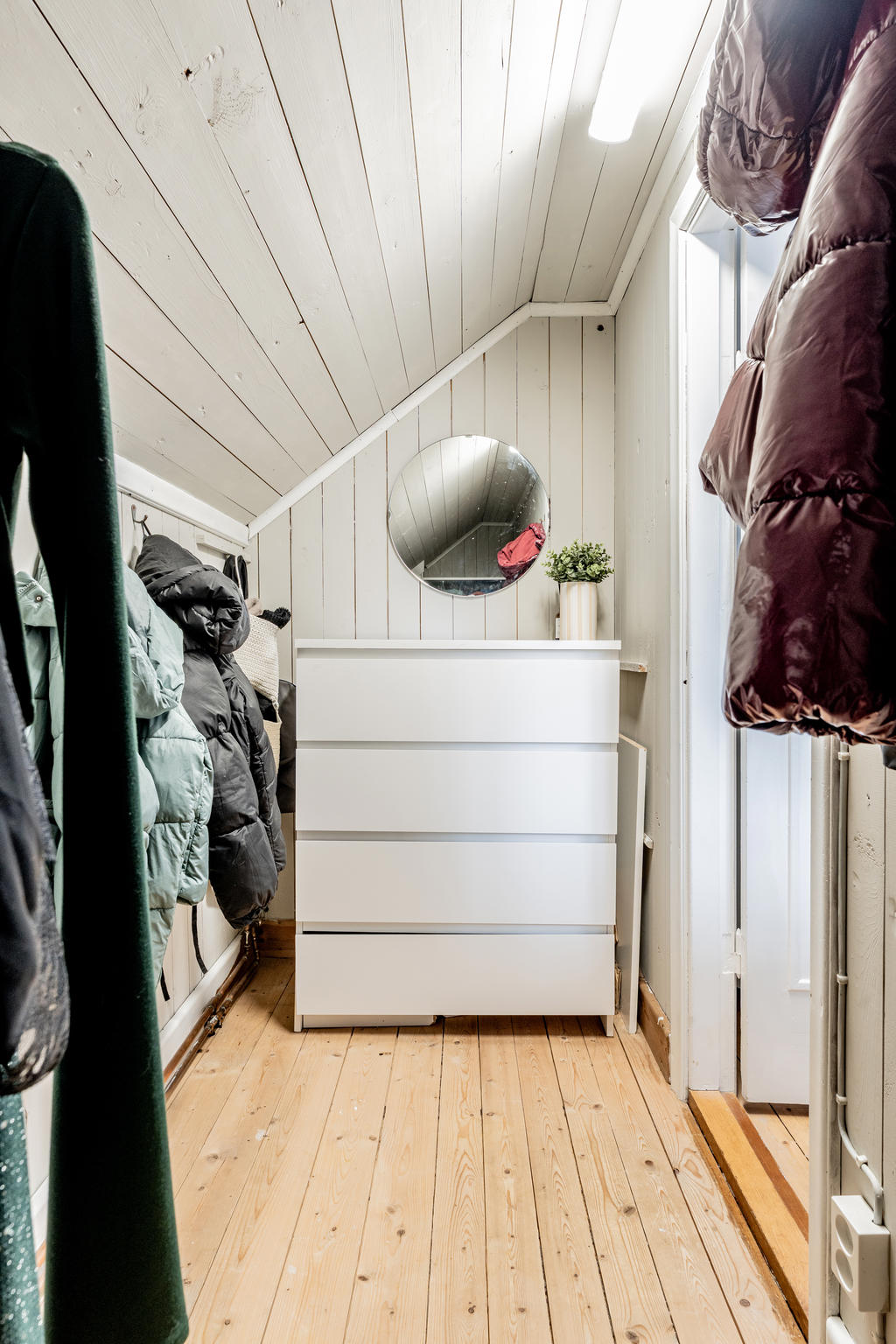 Rejäl walk-in closet i sovrum 1