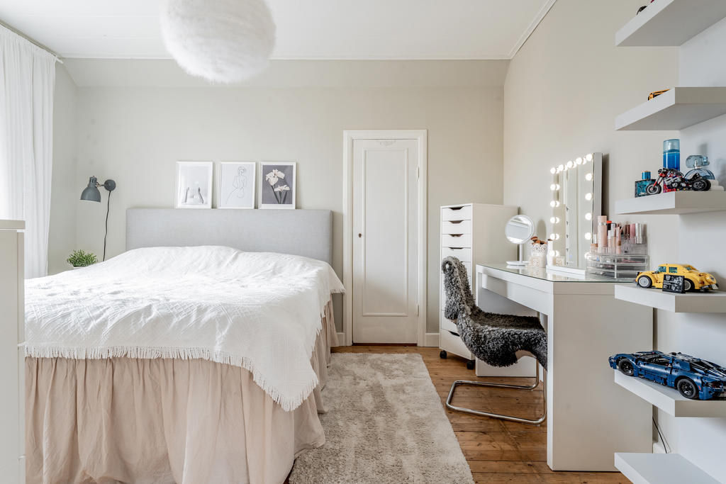 En fin detalj med dörr till separat walk-in closet