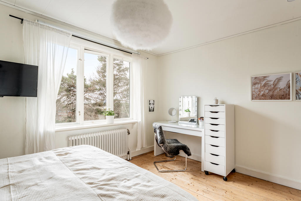 Sovrum 2 med stora härliga fönster. Även här dörr till rymlig walk-in closet med fönster