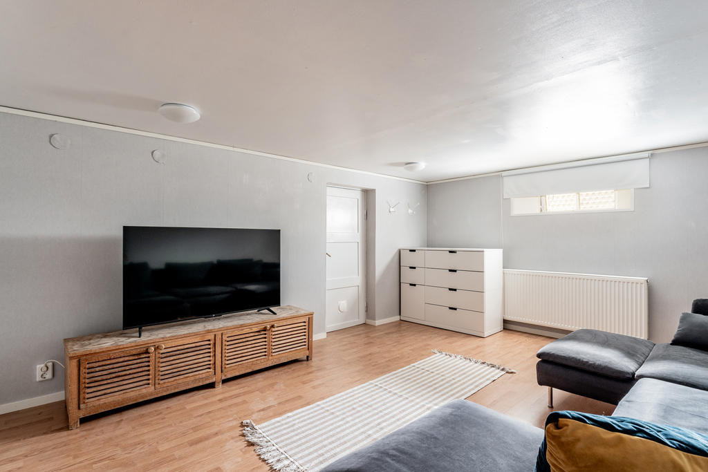 Gillestuga, ungdomsrum eller hobbyrum i källarplan