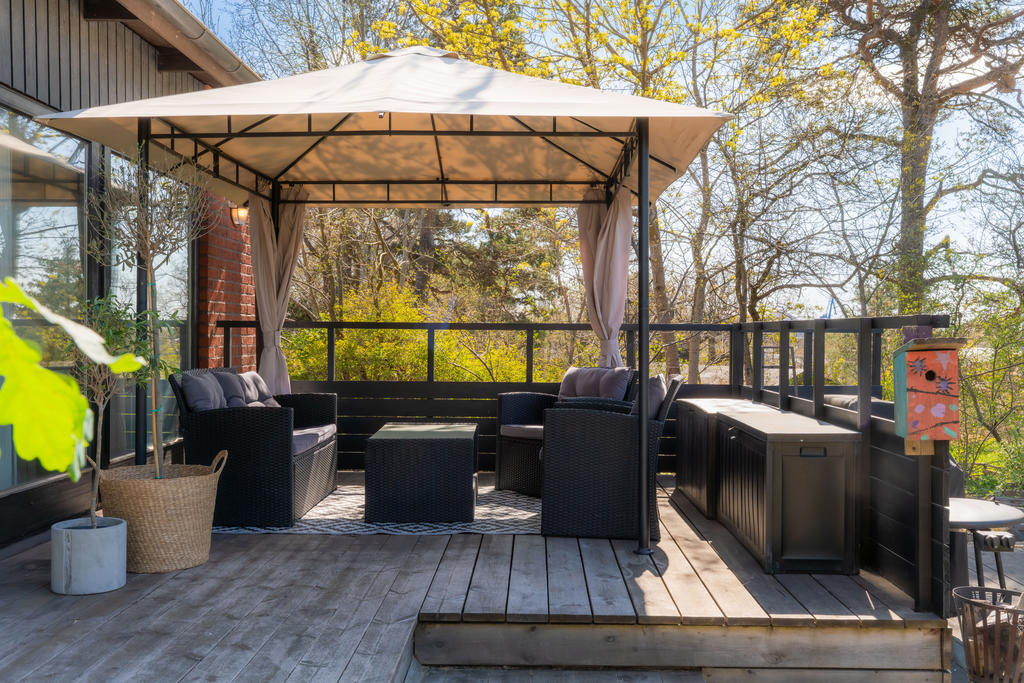 Pergola som skydd för solen och regndropparna