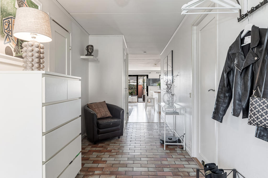 Ljus & rymlig hall med klädkammare