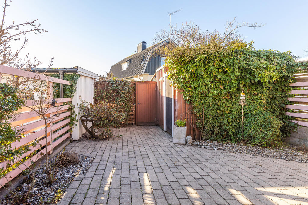 Förråd och utgång till till baksida gångväg
