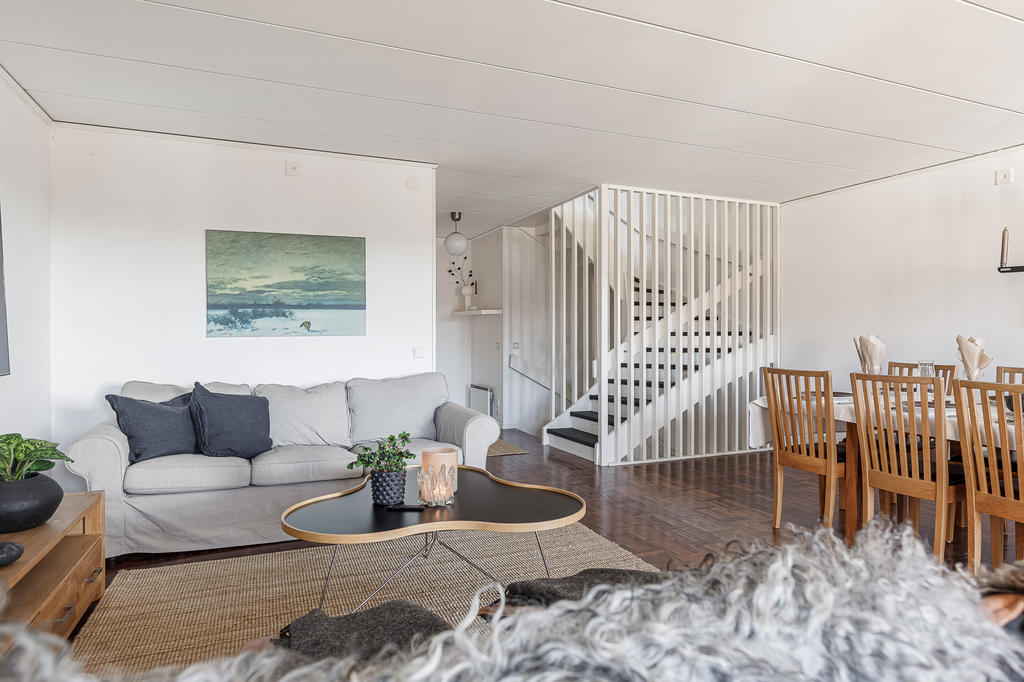 Välkommen upp till mellanplan och stort vardagsrum