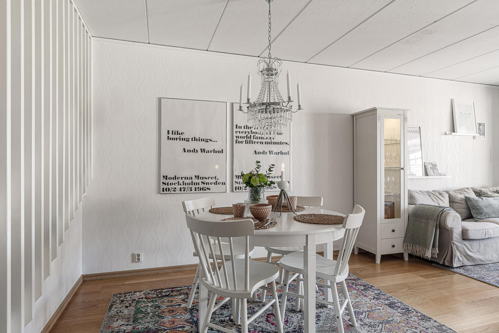 Här får du plats med både matgrupp och soffgrupp om du önskar