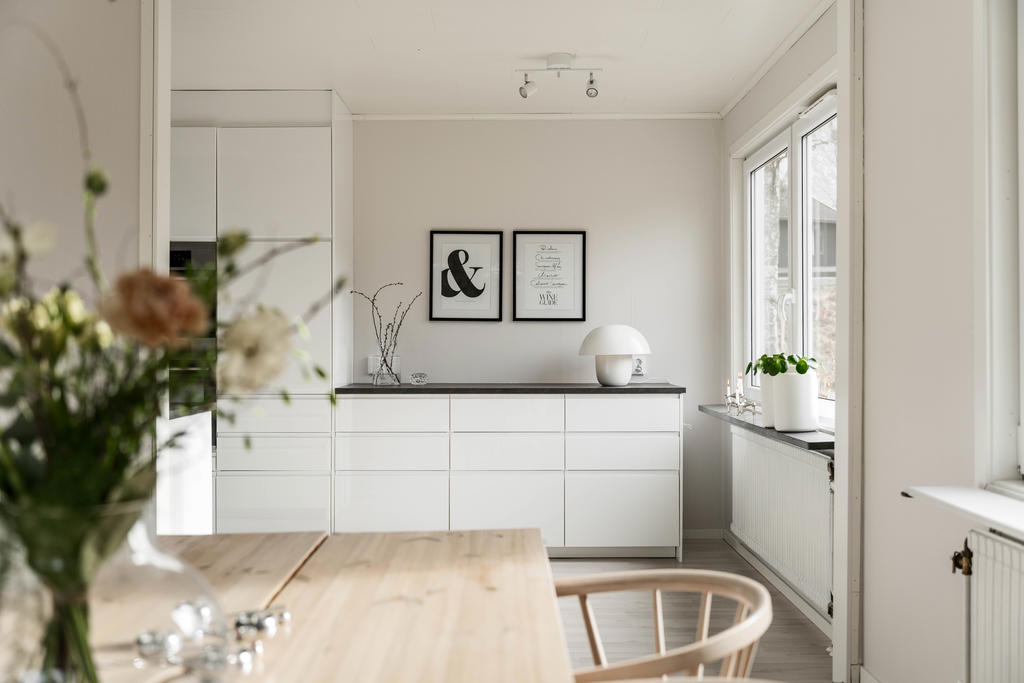 Vy från vardagsrum in till kök