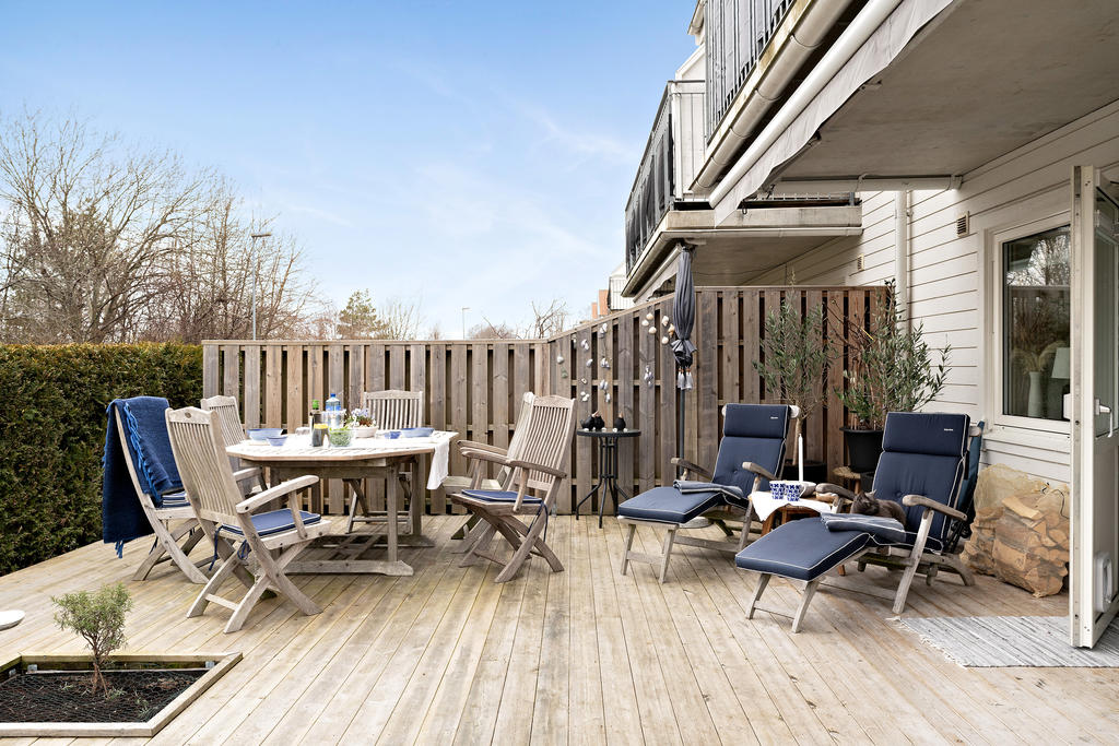 Stor härlig terrass med väl tilltagen markis