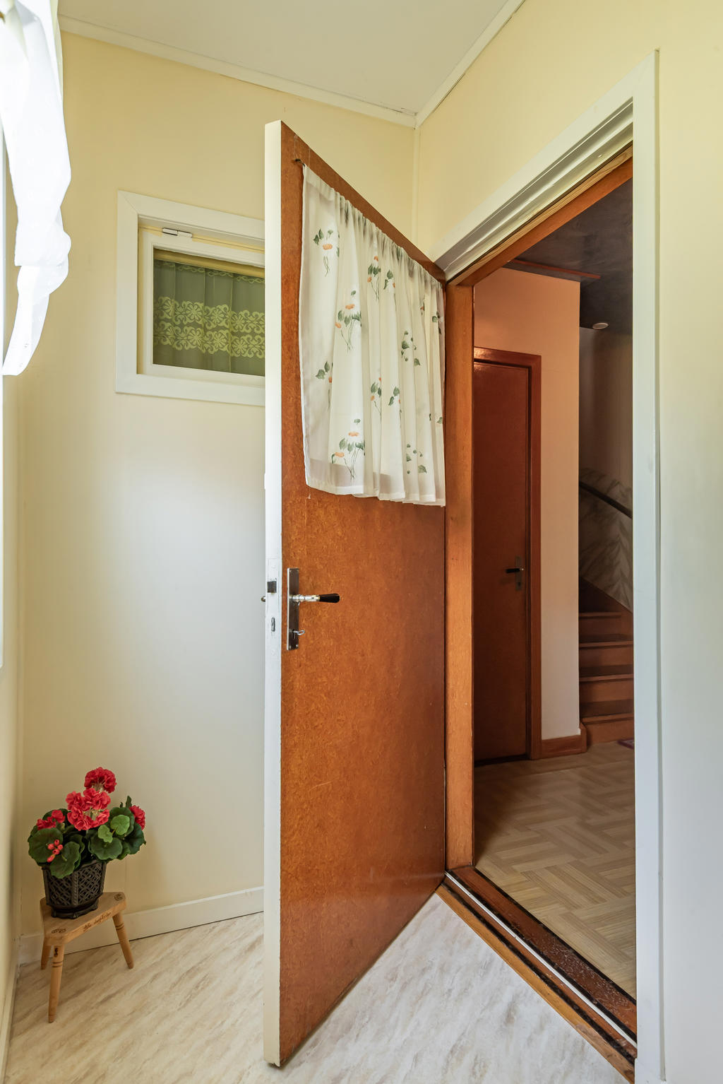 Hall med plats för både hatthylla och skohylla.