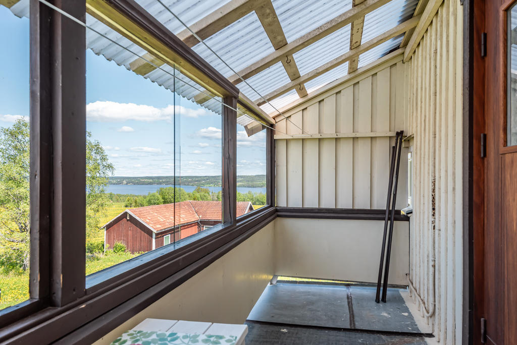 Inglasad balkong med utsikt.