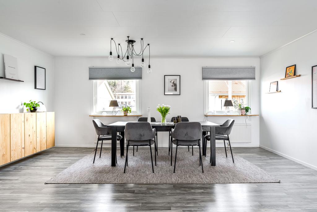 Stor matplats med plats för matgrupp och förvaring. 