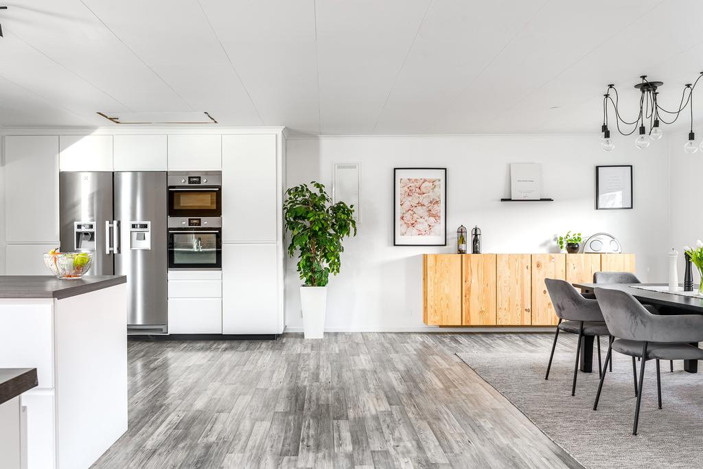 Öppen planlösning mellan kök och matplats