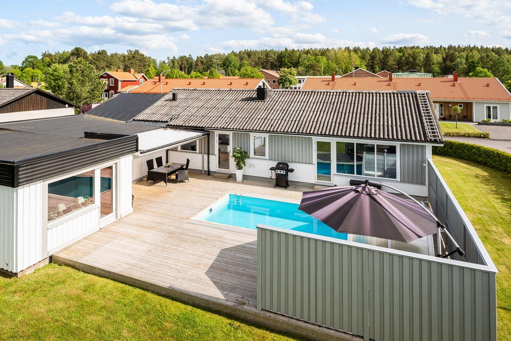 Härlig baksida med stort altandäck med pool
