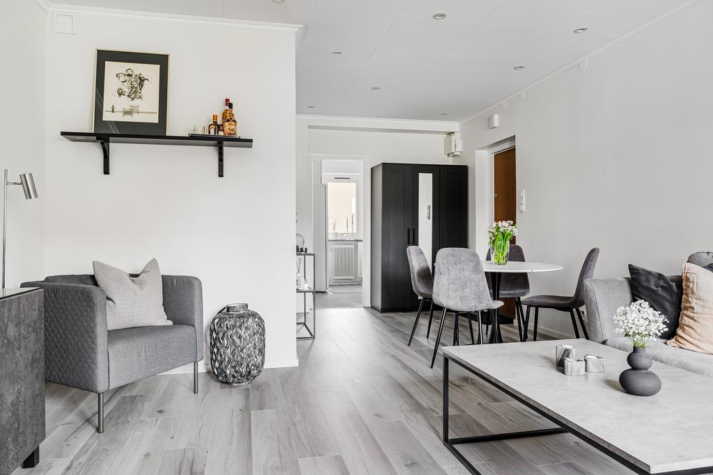 Vardagsrummet ger plats för både soffgrupp och matbord