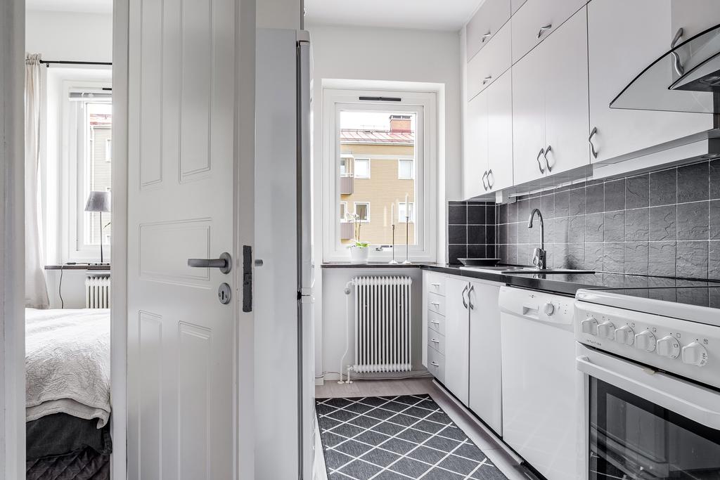 Kökets dubbla sidor erbjuder goda förvaringsmöjligheter