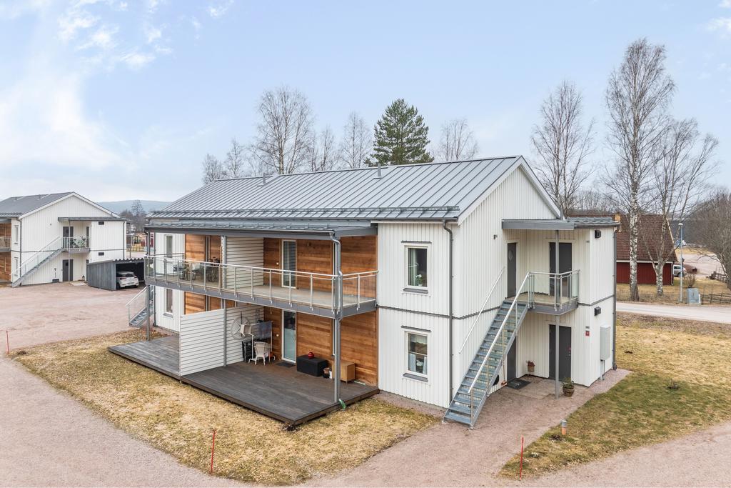 Entré på gaveln en trappa upp. Isolerat förråd intill entrén.