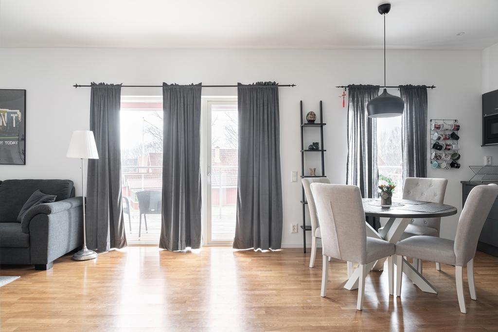 Stora fönsterpartier ger fint ljusinsläpp