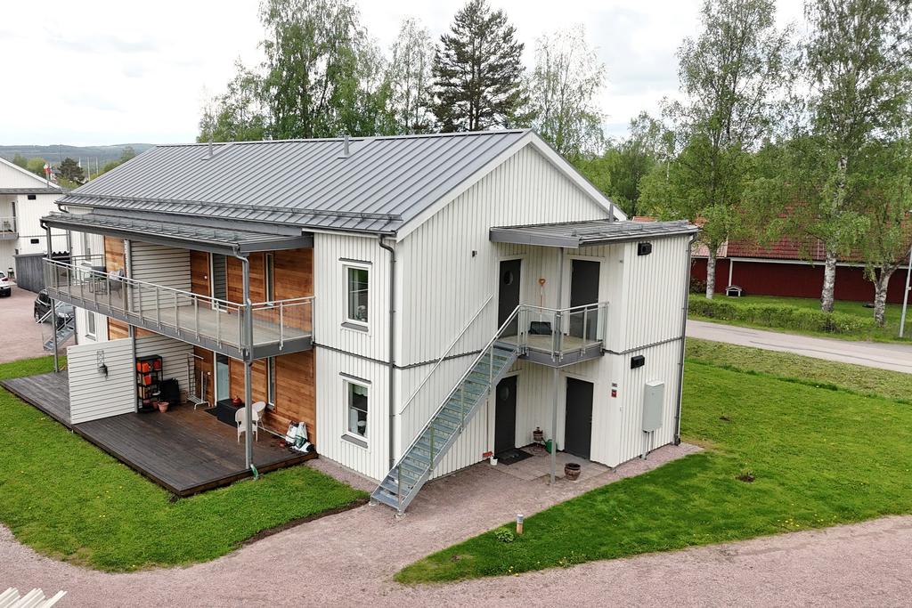Entré på gaveln en trappa upp. Isolerat förråd intill entrén.