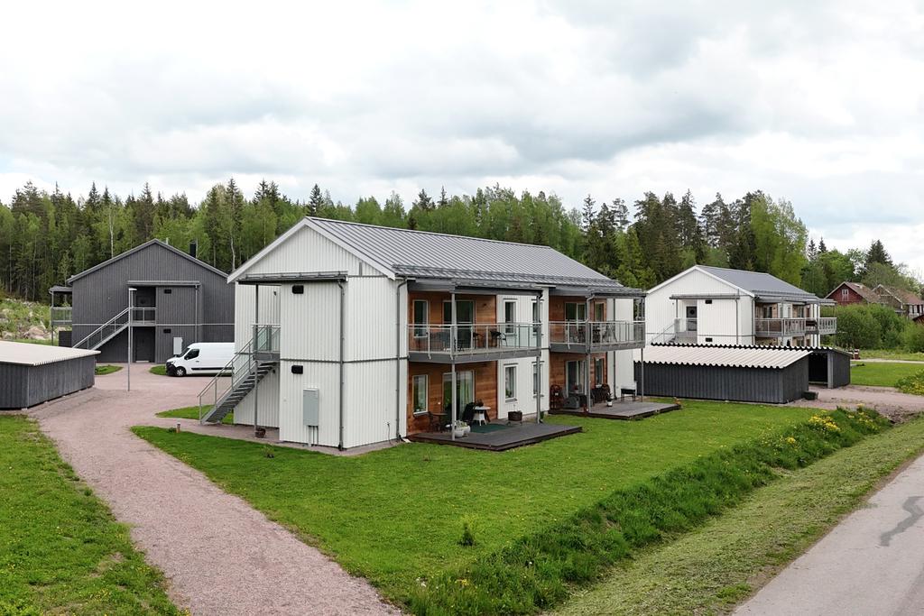 Luftig och ljus trerumslägenhet på Skogsstigen i Djurås