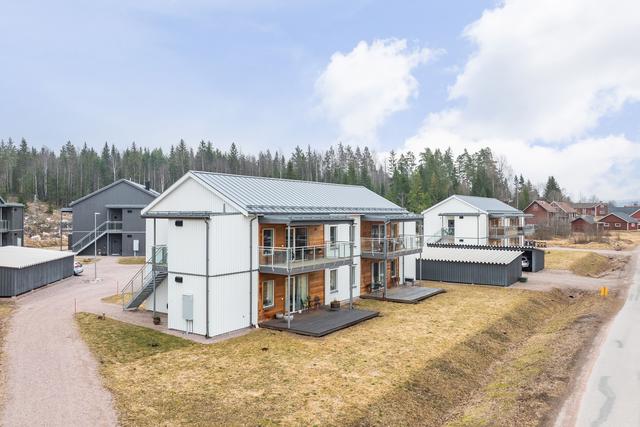 Luftig och ljus trerumslägenhet på Skogsstigen i Djurås