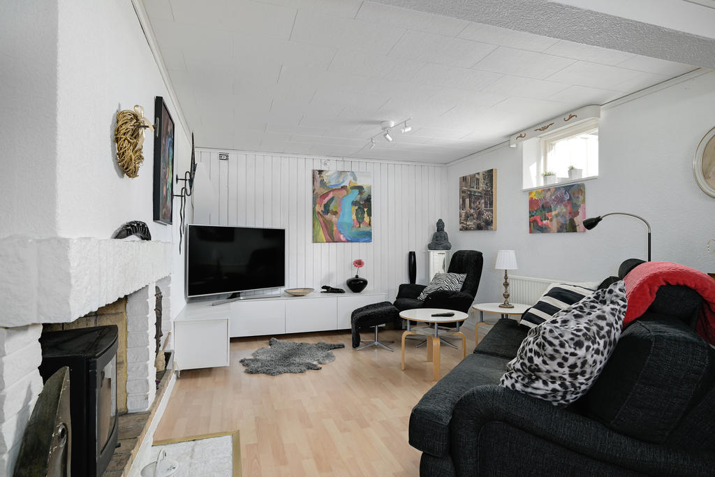 Gillestuga med öppen spis i källaren