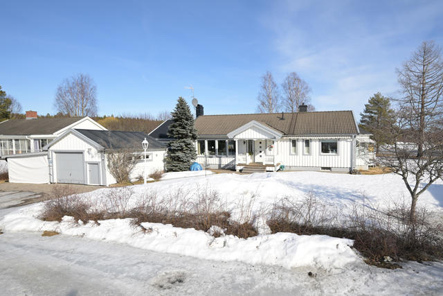 Garage med carport