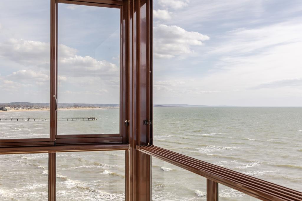 På femte våningen, med ett svårslaget läge precis intill Kattegatt, väntar denna stilfulla bostad i populära Bacchus