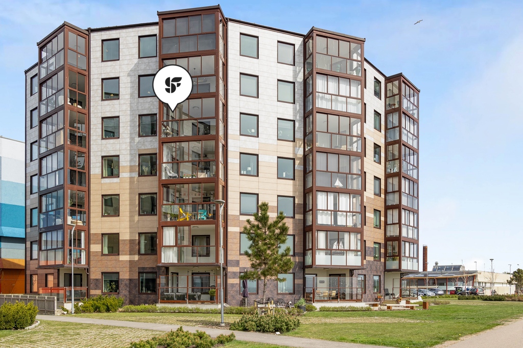 Den inglasade balkongen om ca 12 kvm blir snabbt en favoritplats – ett extra rum större delen av året där du kan slå dig ner med en kopp kaffe och låta blicken vila över horisonten.