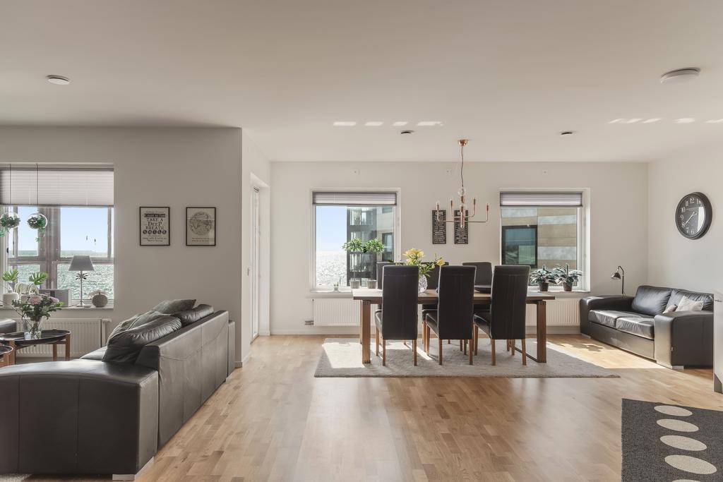  Här flödar ljuset in och förstärker känslan av rymd, samtidigt som havet ständigt gör sig påmint i bakgrunden.