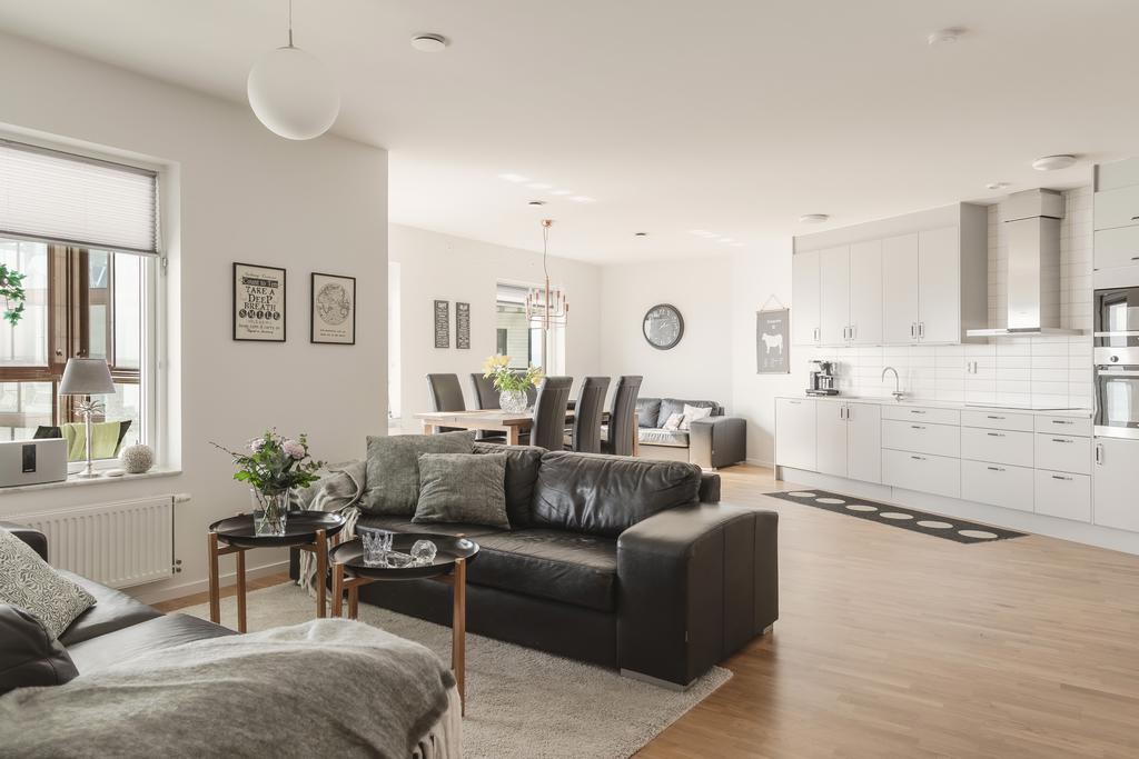 Redan när du kliver in möts du av en ljus och harmonisk atmosfär där de öppna ytorna mellan kök, matplats och vardagsrum skapar ett hem att både trivas och umgås i.