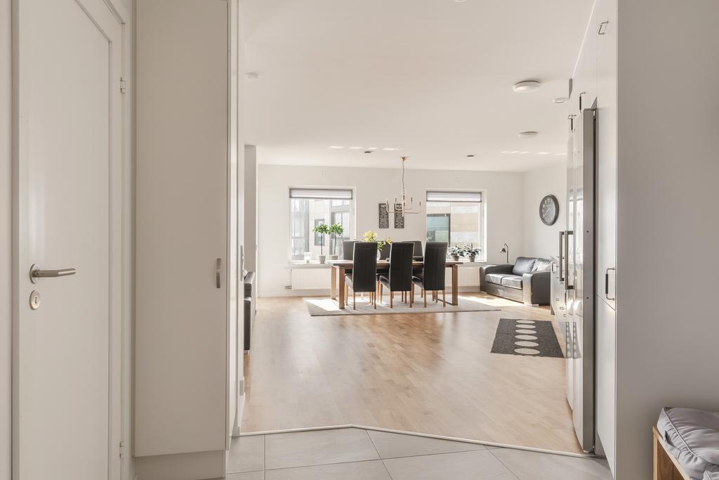 Redan här möts du av bostadens öppna och luftiga känsla, där siktlinjen leder vidare genom hemmet och ut mot havet. 