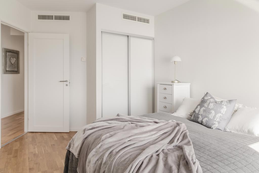 Rummet är utrustat med en reglerbar kylanläggning för optimal komfort samt en praktisk garderob med skjutdörrar.