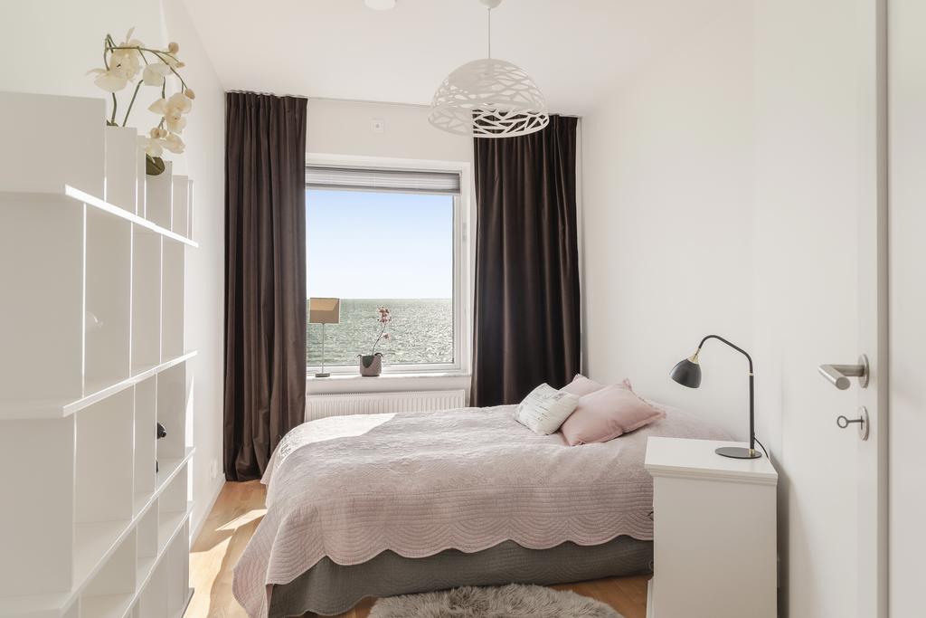 Det mindre sovrummet är perfekt som barnrum, gästrum eller hemmakontor.