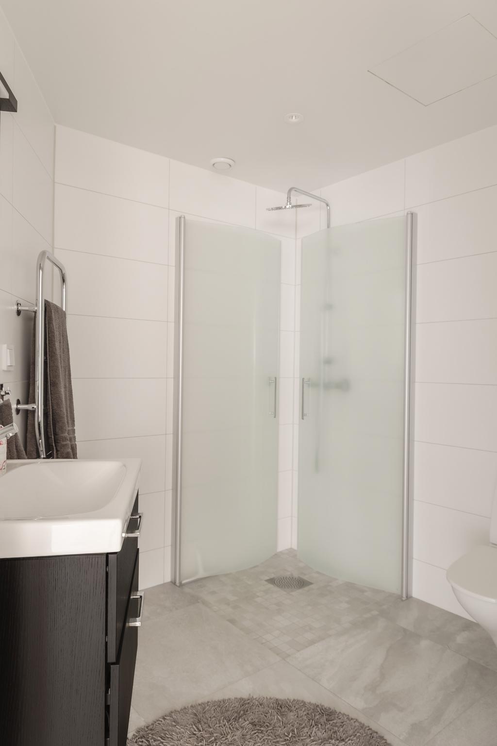 Ytterligare ett helkaklat badrum med dusch, WC och handdukstork. Här finns även badrumsskåp för extra förvaring samt komfortabel golvvärme.