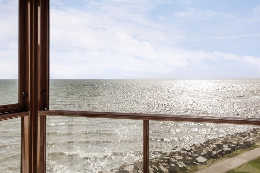 Detta är ett boende för dig som söker något mer än bara en lägenhet – här får du en livsstil där havet, ljuset och lugnet står i centrum.