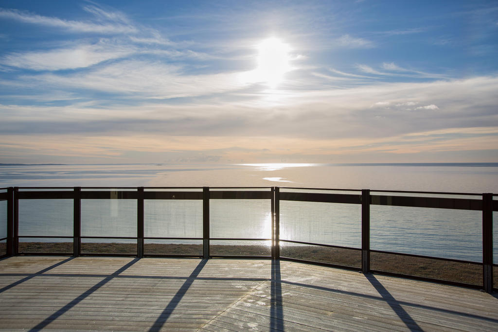  Högst upp i varje hus ﬁnns en takterrass där ni kan njuta av solnedgången tillsammans med trevligt sällskap och kanske något gott att äta och dricka. 