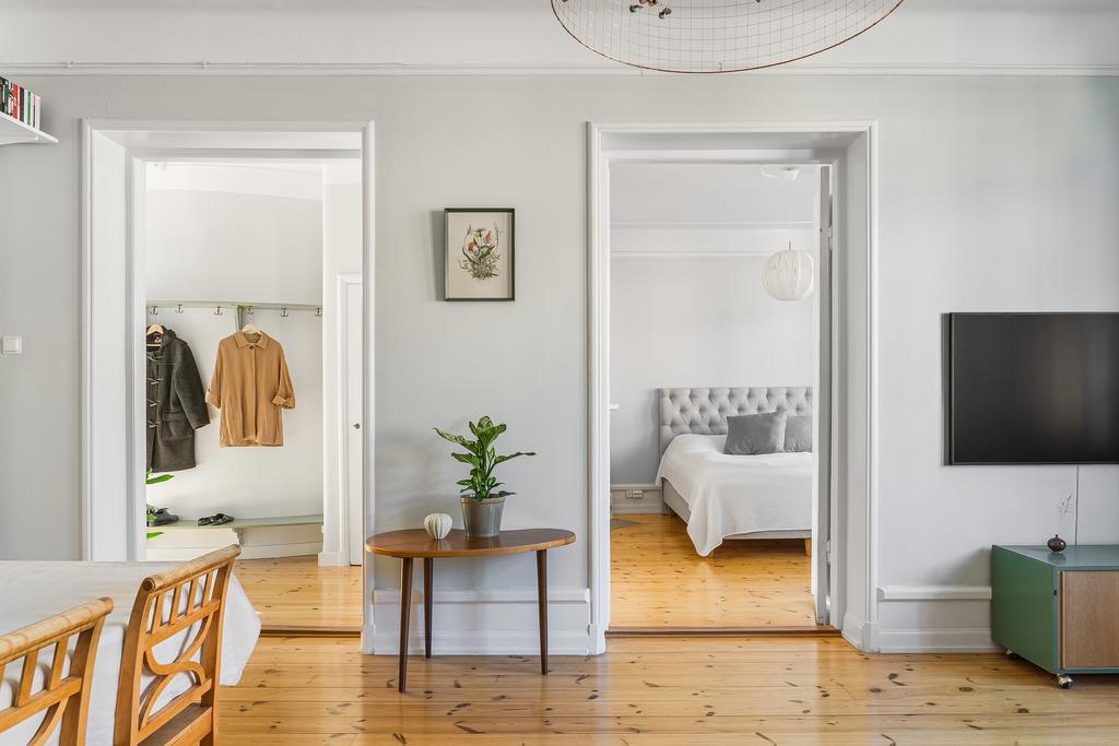 Vardagsrum in till hall och sovrum