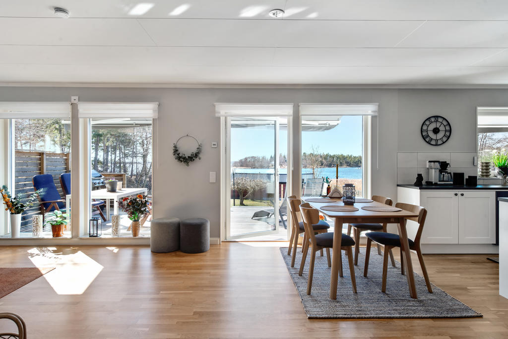 Från matplatsen ser man ut över havet