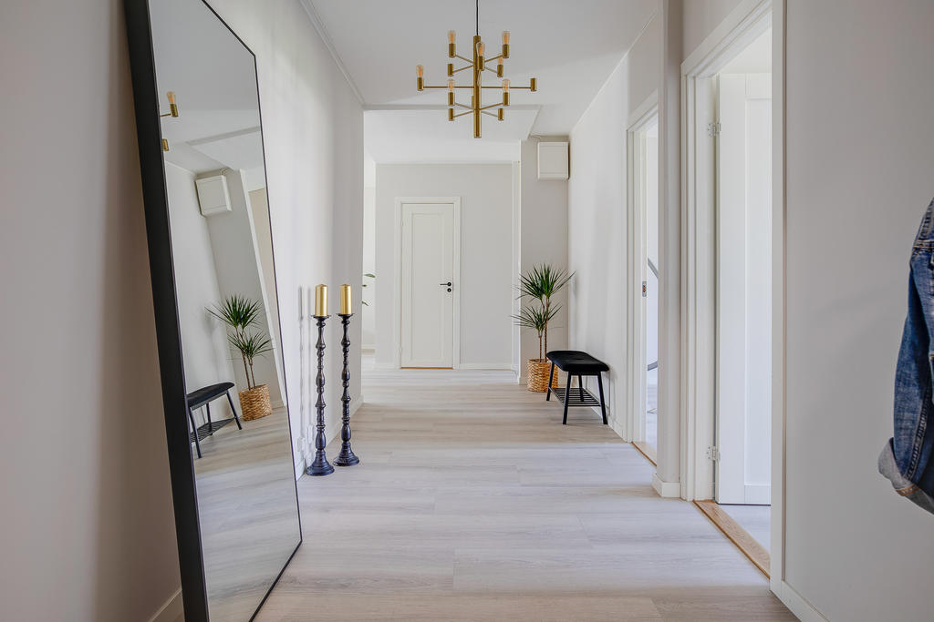 Stor och välkomnande hall med nylagda golv och ytskikt